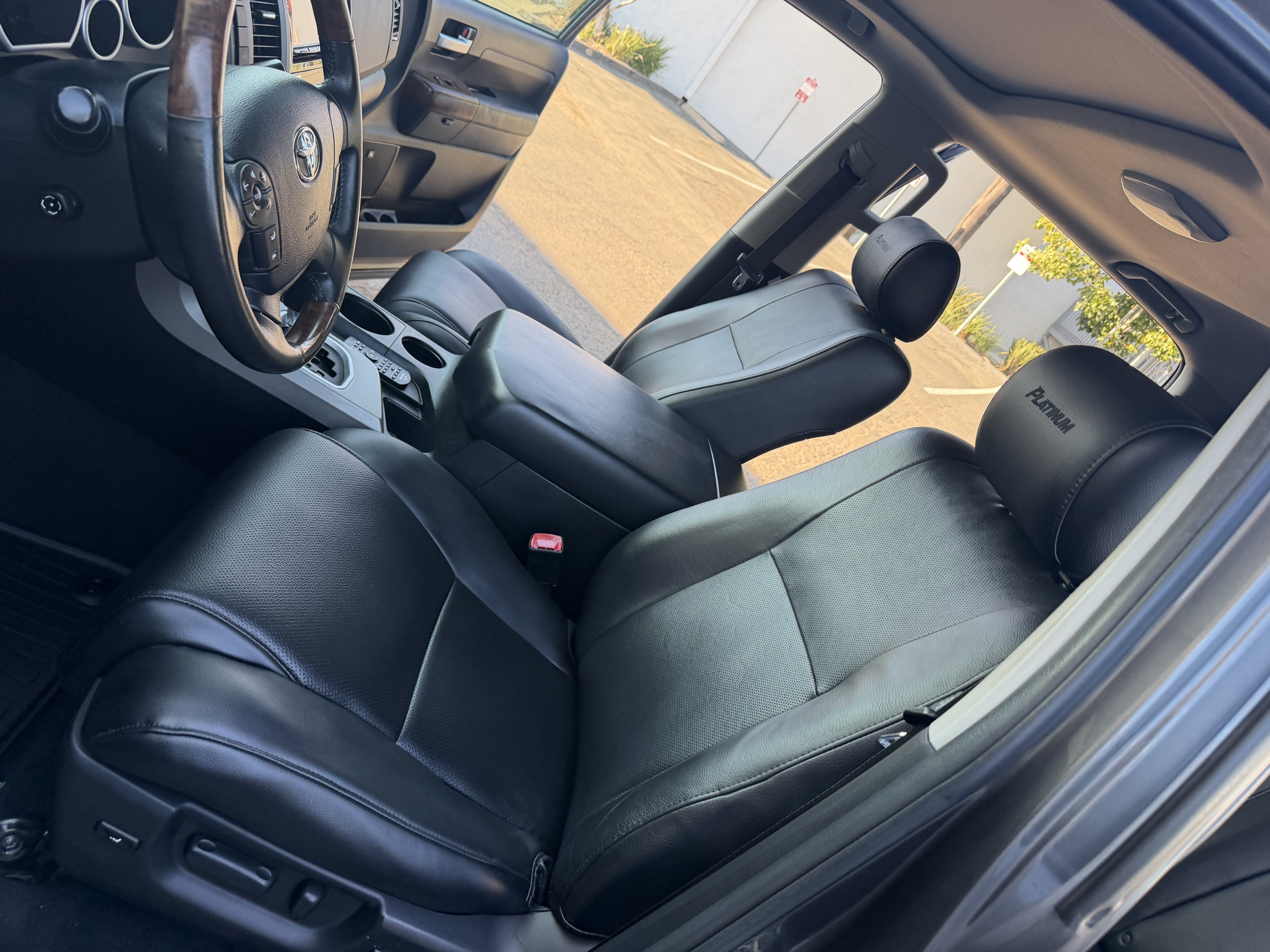 Used 2013 Toyota Tundra 4x4 CrewMax Platinum image 18