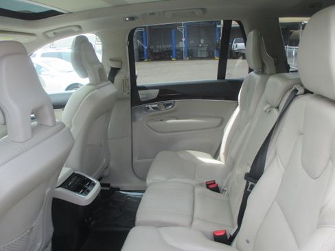 Used 2016 Volvo XC90 T6 Momentum image 9