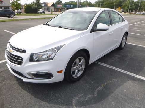 Used 2016 Chevrolet Cruze Limited LT Sedan FWD image 2
