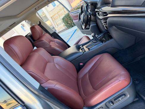 Used 2016 Lexus LX 570 image 36