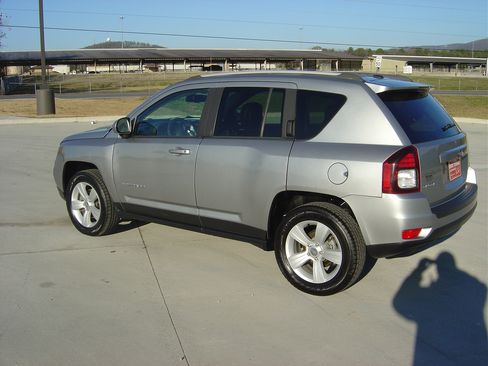 Used 2016 Jeep Compass Latitude image 2