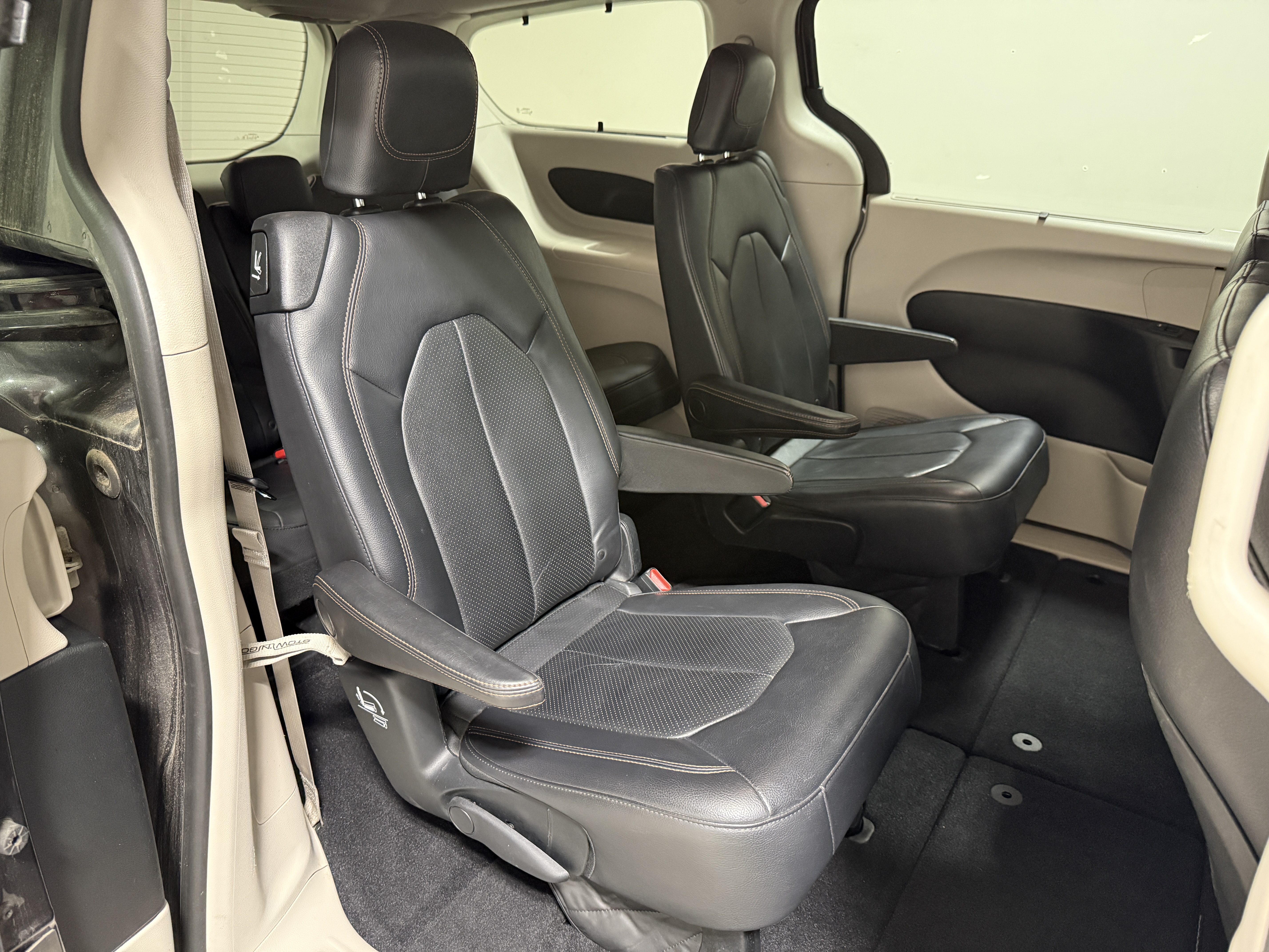 Used 2018 Chrysler Pacifica Touring-L FWD image 29