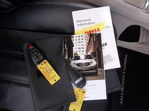 Used 2016 Chrysler Town & Country Touring-L image 15