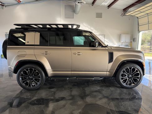 Used 2025 Land Rover Defender 110 OCTA image 2