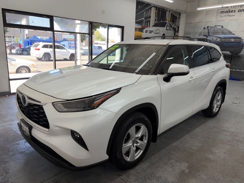 Used 2022 Toyota Highlander FWD LE V6 image 2