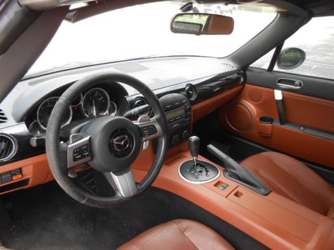 Used 2006 MAZDA MX-5 Miata Grand Touring RWD image 12