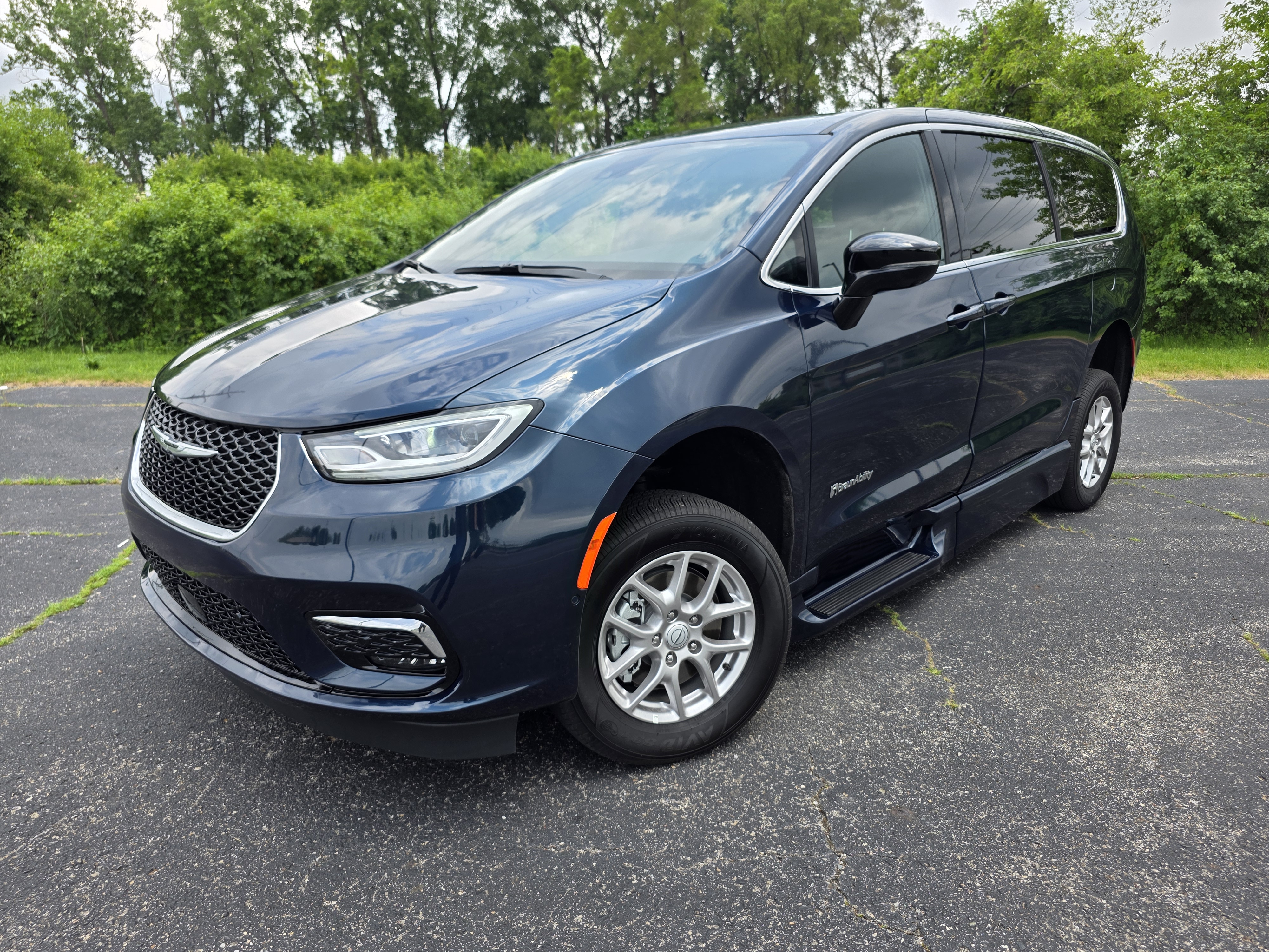 Used 2025 Chrysler Pacifica Select FWD image 9