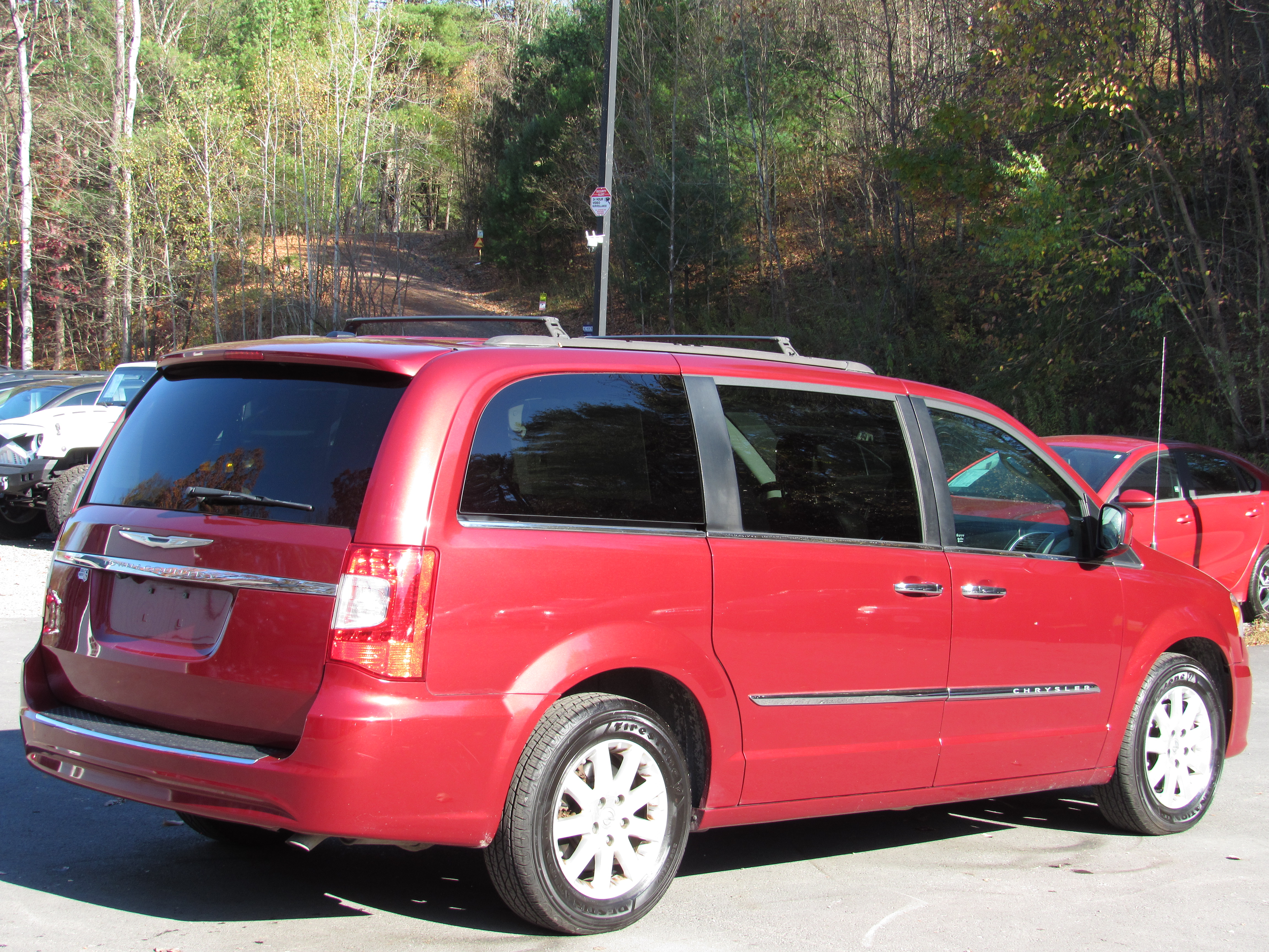 Used 2015 Chrysler Town & Country Touring FWD image 9
