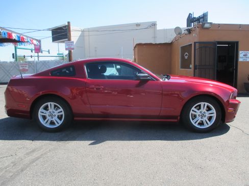 Used 2014 Ford Mustang image 2
