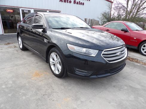 Used 2014 Ford Taurus SEL image 4