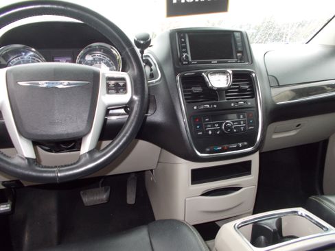 Used 2014 Chrysler Town & Country Touring-L image 11
