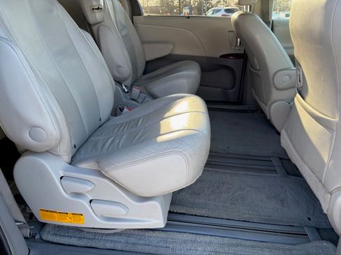 Used 2013 Toyota Sienna XLE image 13