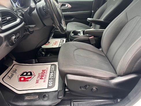 Used 2019 Chrysler Pacifica Touring Plus image 19
