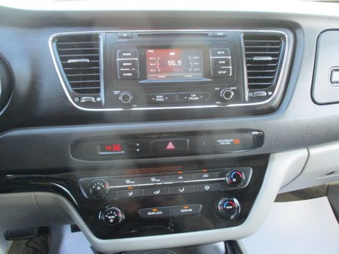 Used 2017 Kia Sedona LX FWD image 38