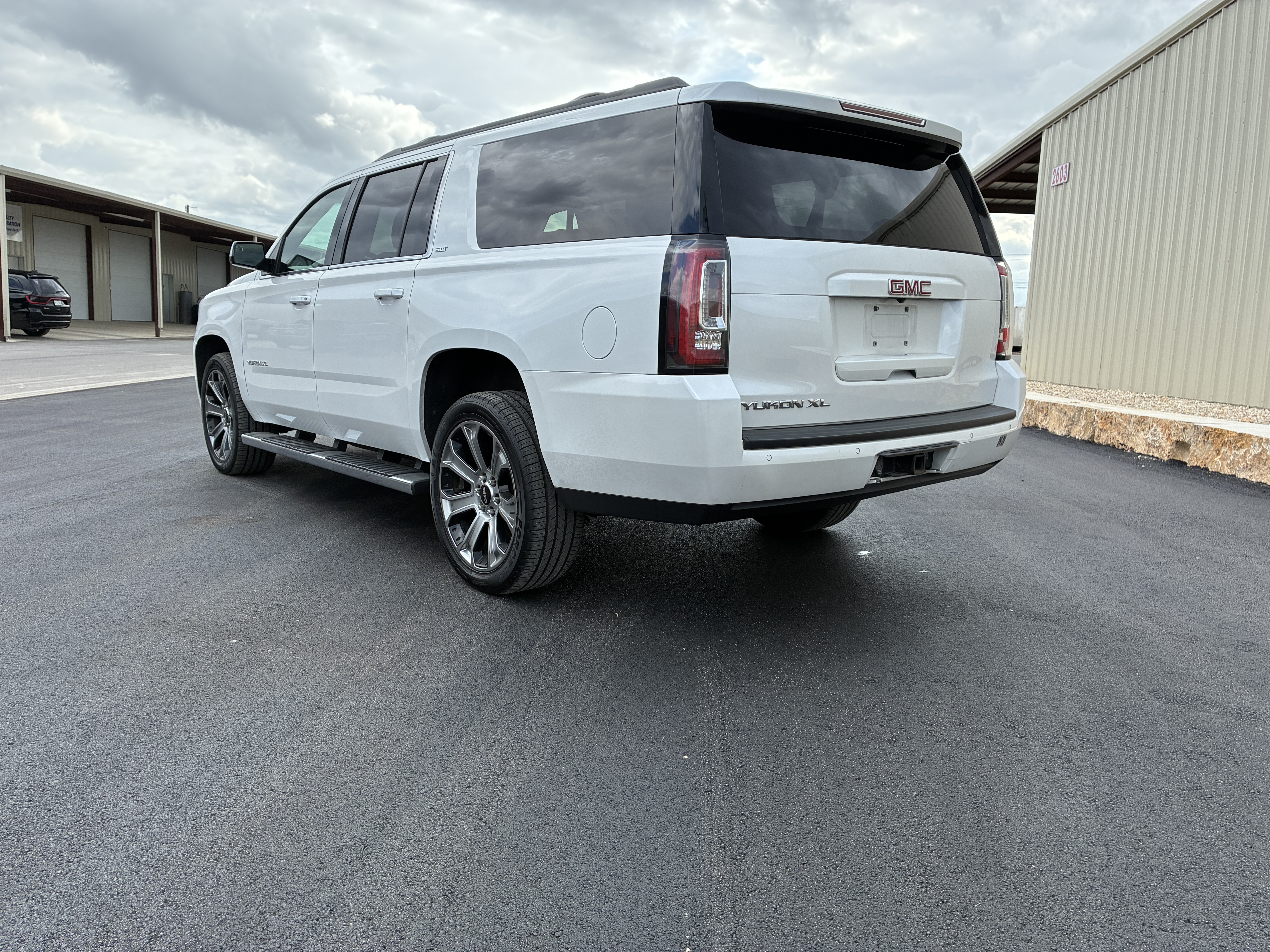 Used 2019 GMC Yukon XL 2WD SLT image 3
