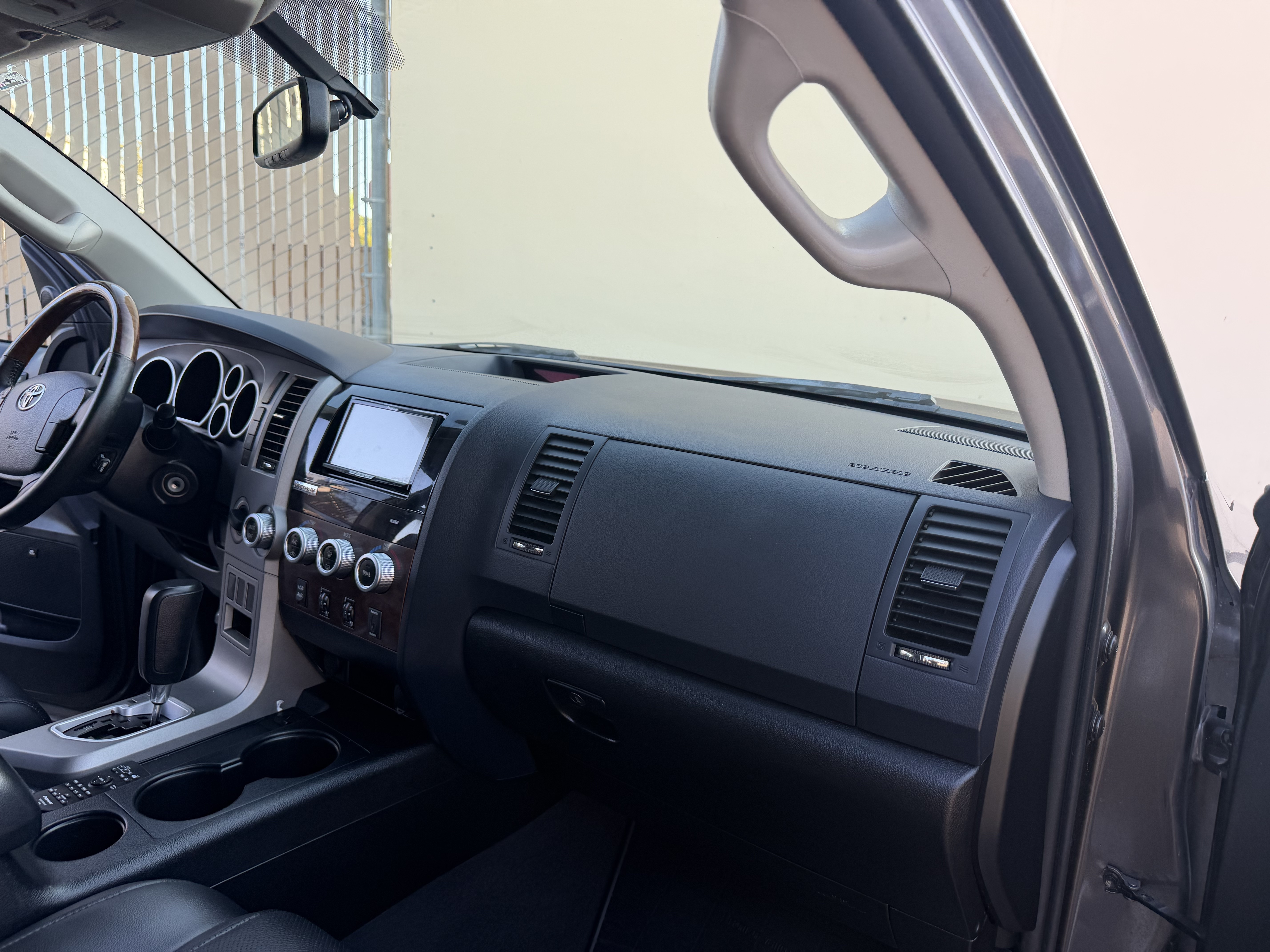 Used 2013 Toyota Tundra 4x4 CrewMax Platinum image 30