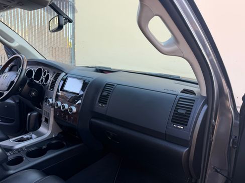 Used 2013 Toyota Tundra 4x4 CrewMax Platinum image 30
