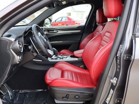 Used 2023 Alfa Romeo Stelvio Veloce image 13