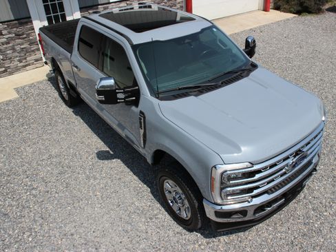 Used 2024 Ford F250 4x4 Crew Cab Super Duty image 9