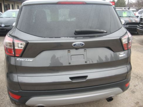 Used 2017 Ford Escape SE image 5