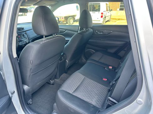 Used 2018 Nissan Rogue SV image 14