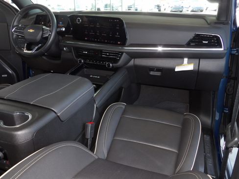 Used 2025 Chevrolet Suburban 2WD Premier image 5