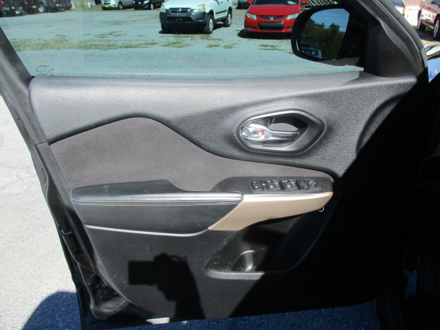 Used 2018 Jeep Cherokee FWD Latitude image 16
