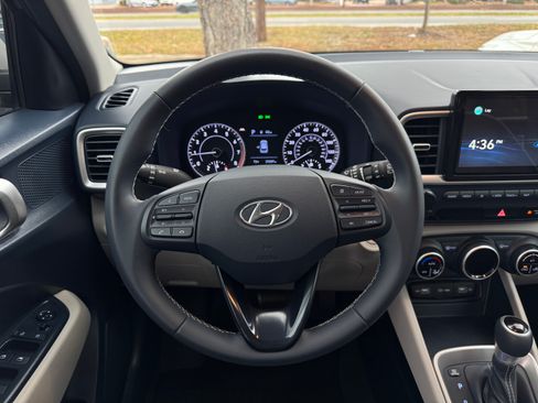 Used 2022 Hyundai Venue Limited image 13