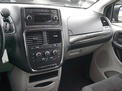 Used 2016 Dodge Grand Caravan SE image 13