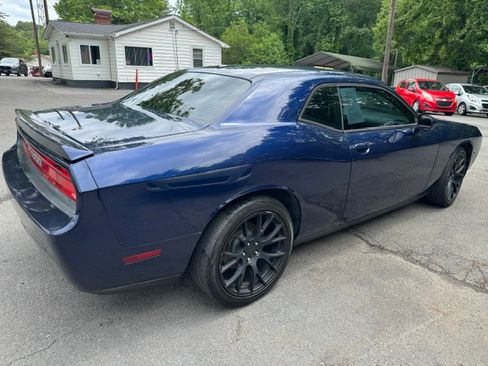Used 2014 Dodge Challenger SXT RWD image 5