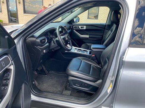 Used 2022 Ford Explorer XLT image 15