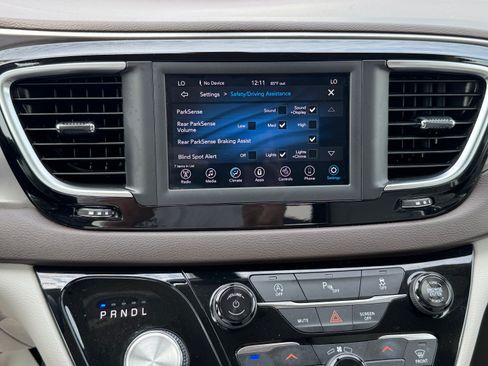 Used 2018 Chrysler Pacifica Touring-L image 23
