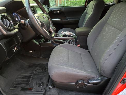 Used 2017 Toyota Tacoma TRD Sport image 13