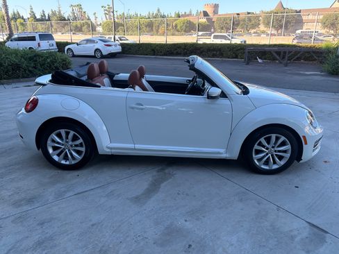 Used 2017 Volkswagen Beetle 1.8T Convertible FWD image 2