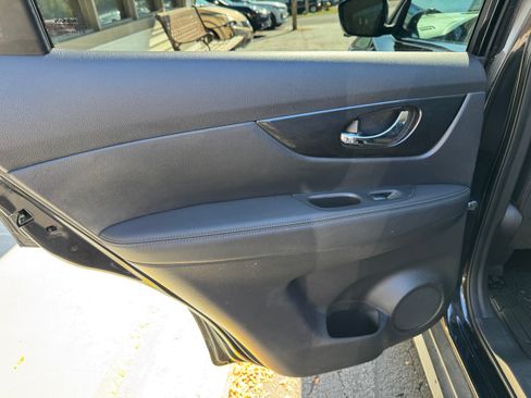Used 2017 Nissan Rogue SV image 11