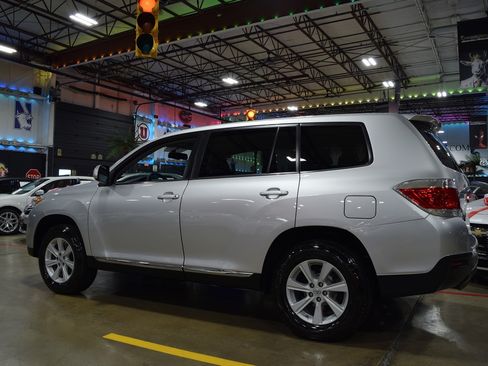 Used 2013 Toyota Highlander Plus V6 FWD image 12