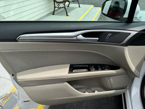 Used 2020 Ford Fusion SE FWD image 9