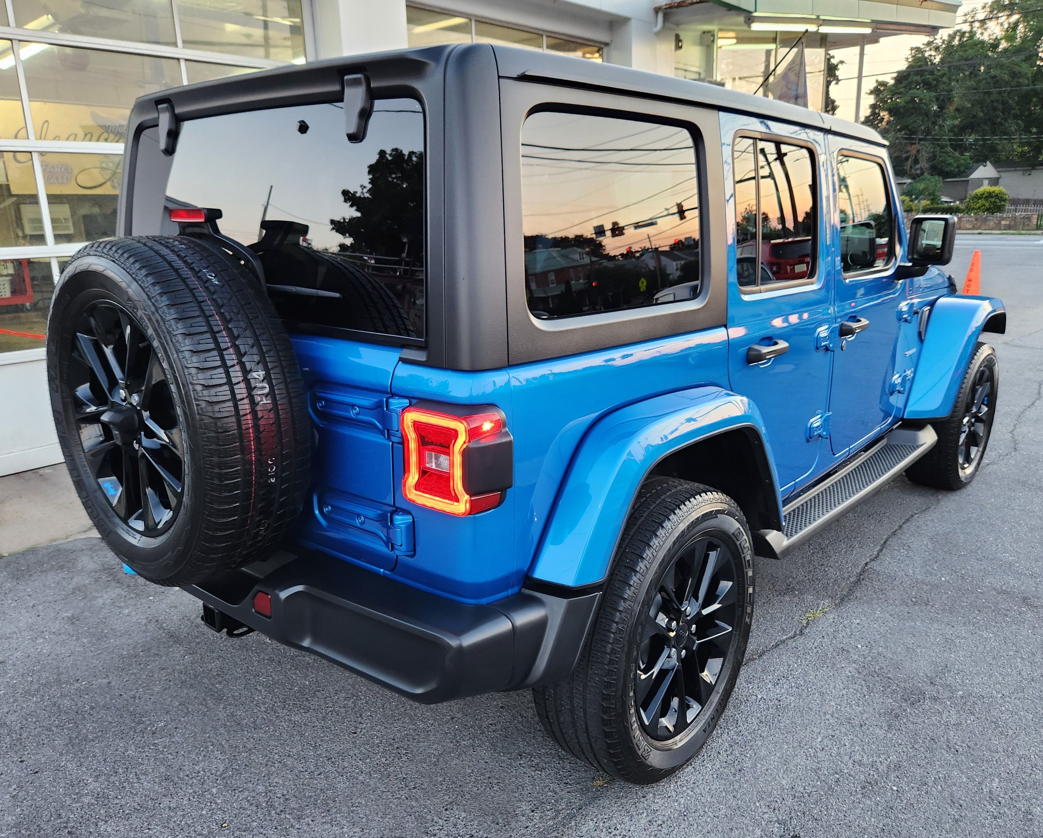 Used 2023 Jeep Wrangler 4WD Unlimited Sahara 4xe image 7