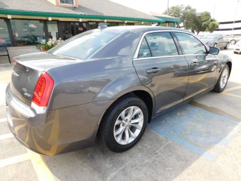 Used 2021 Chrysler 300 Touring image 9