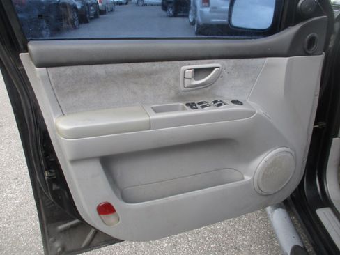 Used 2005 Kia Sorento LX image 11