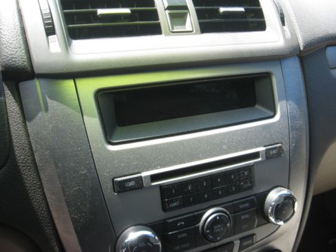 Used 2010 Ford Fusion SE FWD image 11