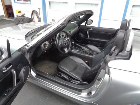 Used 2010 MAZDA MX-5 Miata Hard Top RWD image 4
