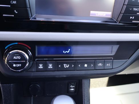 Used 2015 Toyota Corolla LE image 25