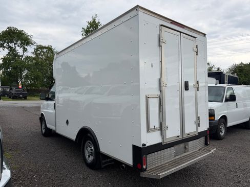 Used 2017 Chevrolet Express 3500 RWD image 3