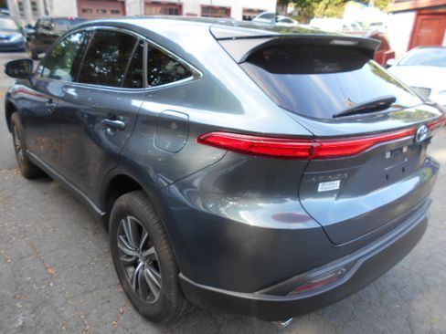 Used 2022 Toyota Venza LE AWD image 3