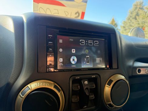 Used 2017 Jeep Wrangler Unlimited Sahara image 15