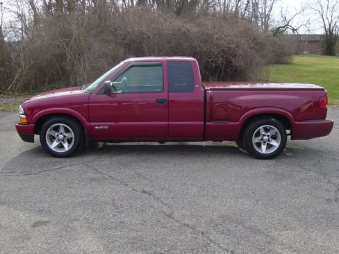 Used 2003 Chevrolet S10 Pickup image 2