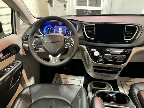 Used 2024 Chrysler Pacifica Touring-L image 20