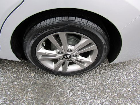 Used 2017 Hyundai Elantra SE image 9