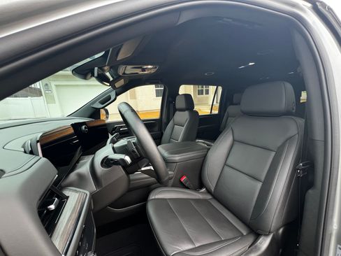 Used 2025 Chevrolet Suburban 4WD Z71 image 18